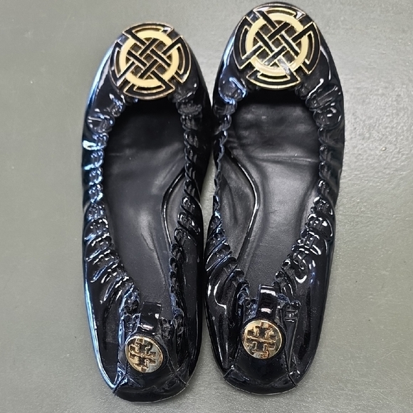 Tory Burch Shoes - Tory Burch Sz 10m Black Flats Shoes Gold Detail Euc